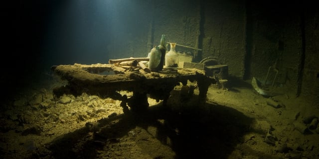 shipwreck bottles underwater beer ancient