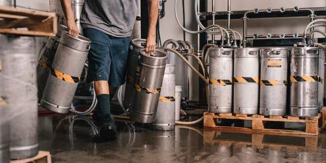 Brewery floor kegs drains slots