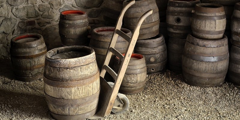 Different-Types-of-Wood-Used-in-Whiskey-Wine-Barrels